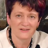 Sonja Založnik: “Žal je glede plač slišati le 
zdravnike, medicinske sestre pa smo običajno 
preslišane. Če bi skupaj postavljali normative in 
standarde (kadrovske, finančne, delovne …), bi 
imeli vsi lažje delo in naši uporabniki bi bili 
veliko bolj zadovoljni z našim delom in odnosom 
do njih.”