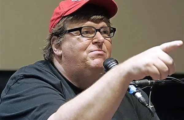 Michael Moore je zaslovel z oskarjem nagrajenim dokumentarcem Bovling za Columbine (2002), pozneje pa je 
posnel ostro kritiko Busheve zunanje politike in najdonosnejši dokumentarni film vseh časov, Fahrenheit 9/11 
(2004).