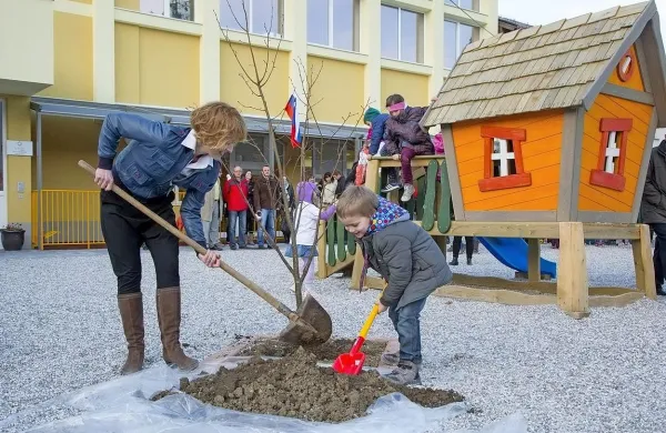 Ob odprtju novih prostorov vrtca v Planini so na otroškem 
igrišču posadili dve lipi. 