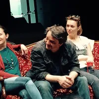 Režiserka Yulia Roschina (levo), avtor besedila in dramaturg 
Nebojša Pop Tasić in igralka Arna Hadžialjević.  