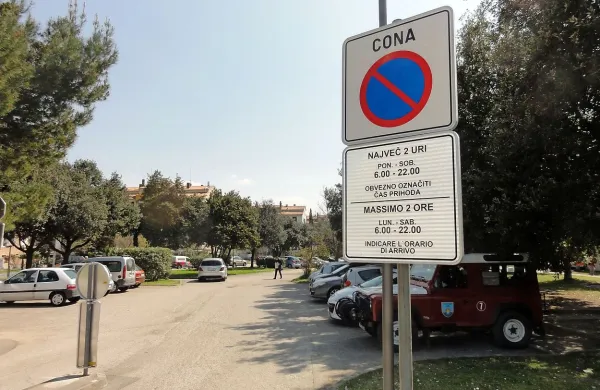 Na parkirišču je prostora za približno 30 avtomobilov, ki 
morajo obvezno označiti čas prihoda. 