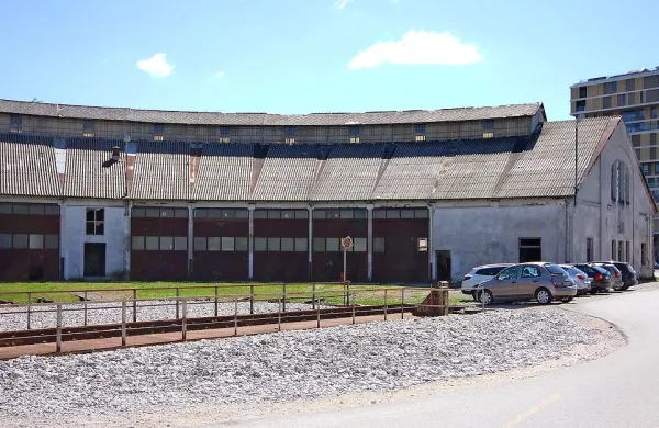 Leta 2008 so mestni svetniki hvalili to, kako so projektanti 
Supernove nekdanjo remizo vključili v trgovski center. Pa ni 
bilo mišljeno, da bo podoba tehničnega spomenika takšna, 
kot je zdaj ... 