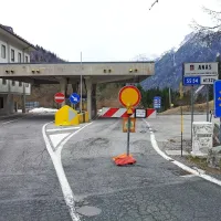 Cesta prek Predela bo zaradi kamnitega plazu in sanacije 
brežine zaprta  do prvomajskih praznikov. 
