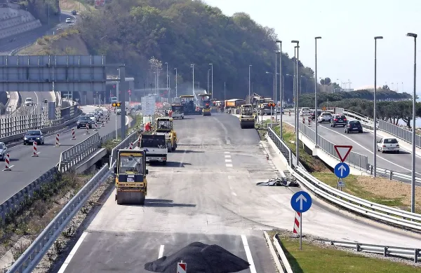 Pred predorom Markovec je del hitre ceste zaprt. Vozniki 
morajo za pot do Izole uporabljati državno cesto (desno), na 
kateri pa ni bistveno povečanega prometa.