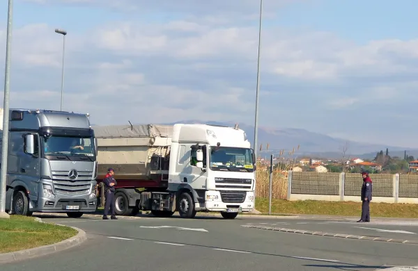 Tudi tokrat ni šlo brez občinskih redarjev, ki so  usmerjali 
promet na krožišču pri podjetju Porsche.