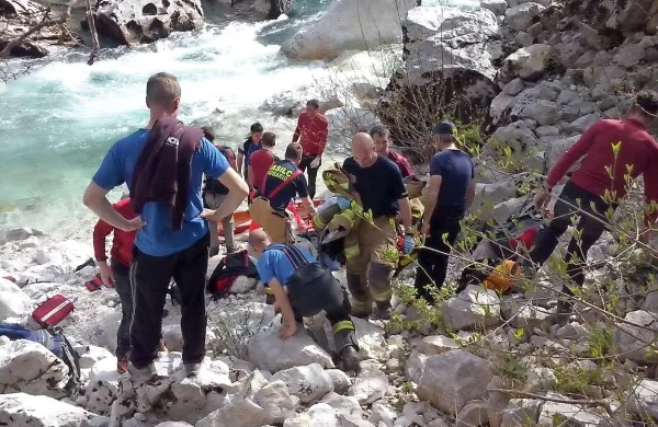 Mladega irskega kajakaša je Soča v relativno zahtevnem delu 
pri Trnovem predolgo držala pod vodo. 