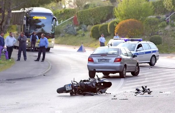 Trčila avtomobil  in motor
