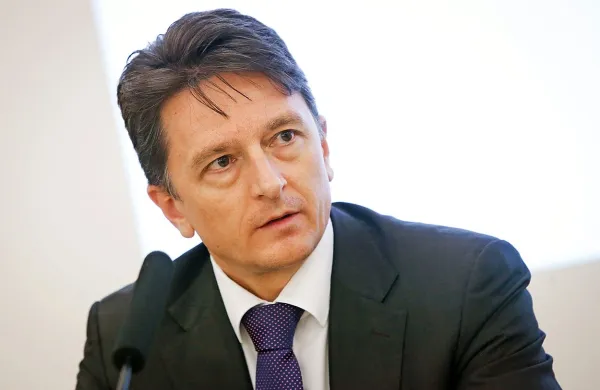 Dragan Matić:  “Veseli nas, da je Luka Koper 
uvrščena med strateške naložbe oziroma med 
družbe v lasti države. A če se bomo tukaj ustavili, 
ne bomo prišli dlje, kot smo danes.” 