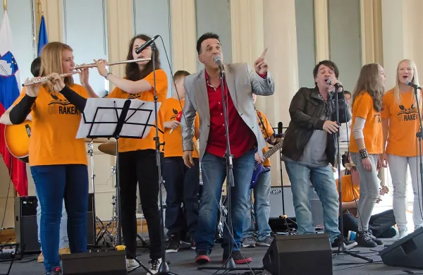 Prvi koncert v predsedniški palači so  sooblikovali tudi primorski glasbeniki, med njimi Reno Čibej in Dare Kaurič ...   

