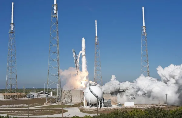  Pri SpaceX želijo s ponovno uporabo raket zmanjšati stroške 
pri vesoljskih poletih.