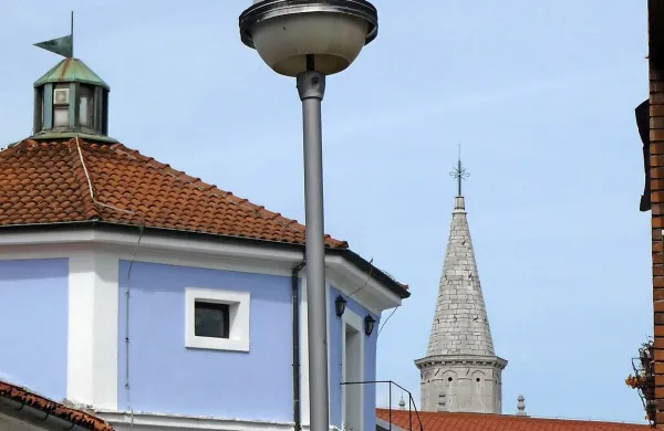 Takih in podobnih “balonov”, ki svetijo tudi navzgor,  po 
Sežani in drugih naseljih  kmalu ne bo več.  