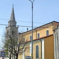 Da bi preprečili nepotrebno  svetlobno onesnaževanje neba in 
po nepotrebnem trošili energijo, morajo biti vse javne svetilke 
obrnjene navzdol. 
