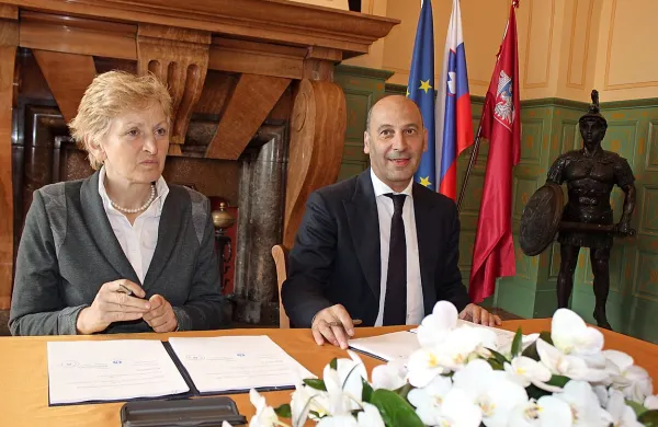 Ministrica Irena Majcen in prvi mož Postojnske jame Marjan 
Batagelj sta včeraj podpisala program rabe postojnskega in 
predjamskega jamskega sistema do leta 2018.