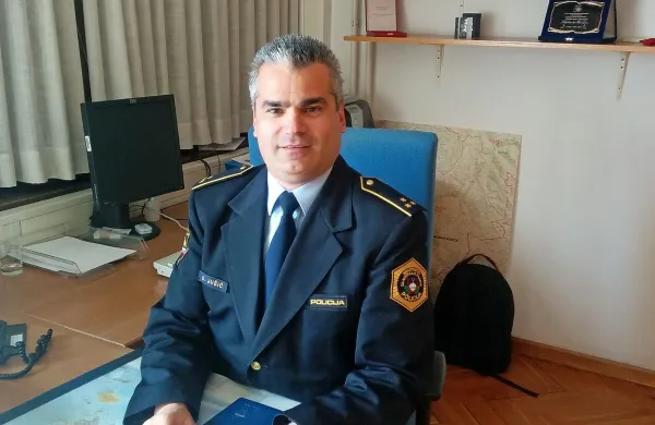 Sejad Jušić, komandir Policijske postaje Nova Gorica, zavrača očitke, da bi bili policisti zaradi združitve manj prisotni 
na območju  občine Šempeter-Vrtojba. 