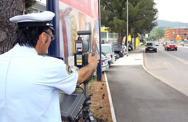 Jutri bo približno 250 policistov na več kot 700 točkah merilo 
hitrosti avtomobilov.
