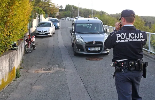 Po nesreči so reševalci mladega motorista odpeljali na 
pregled v bolnišnico.