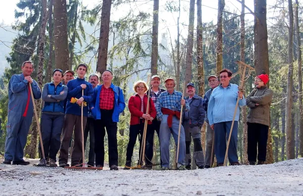 

Planinci - člani domačega društva - so že pripravili teren za 
veliko kresovanje.