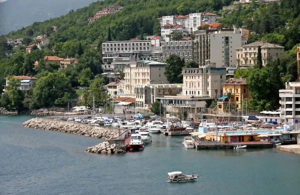 Istrabenz Turizem spet čaka nezavezujoče ponudbe za 
opatijski Grand hotel Adriatic.   