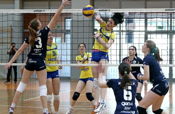 Koprčanka Tina Kaker (v napadu) je Novogoričankam na prvi 
tekmi dala kar 19 točk.