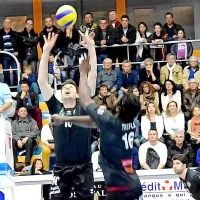 Organizator igre Dejan Vinčič (z žogo) je z 202 centimetroma 
za francoski Narbonne dosegal točke tudi v bloku.
