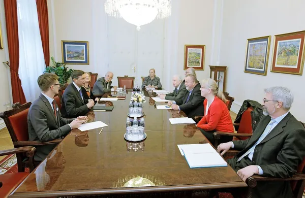 Predsednik republike Borut Pahor se je danes pred bližnjim 
obiskom italijanskega predsednika Sergia Mattarelle v Sloveniji sestal s predstavniki slovenske manjšine v Italiji.