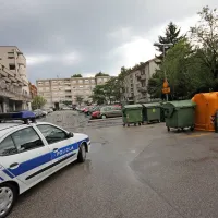 Na parkirišču za nebotičnikom, kjer se je zgodil napad, ni bilo 
veliko krvi po tleh, saj je  vbod obtoženca povzročil krvavitev 
v telesno votlino.