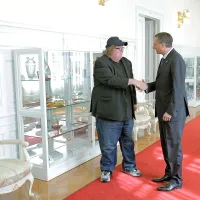 Ameriški režiser Michael Moore, ki je te dni  v Sloveniji, se je 
danes sestal s predsednikom republike Borutom Pahorjem.
