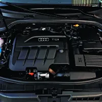 1,6 litrski turbodizel izjemno tiho prede pod motornim 
pokrovom.