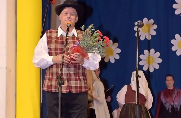 Anton Goričan: “Vipavci niso imeli svojega plesa, 
izhajali so iz plesne tradicije Trsta in  Gorice, vse te 
plese pa so po svoje preoblikovali. Tako je nastal 
med drugim tudi  ples 'črve iz poda zbivat', ki se ga 
je plesalo prav v Podskali.”