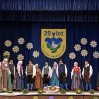Članice in člani Folklornega društva Vipava na prazničnem 
koncertu ob 20-letnici delovanja.   