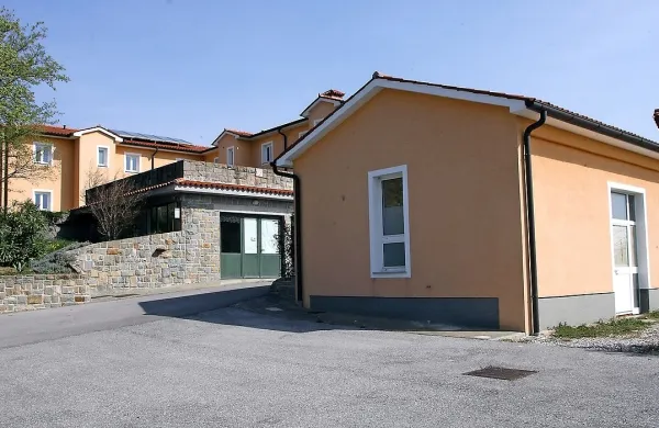 Objekt v ospredju je samostojen, drugi se držijo skupaj. Tisti  
v ozadju imajo dve etaži nad pritličjem.  Povsod  izvajajo  video 
nadzor.  