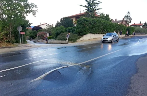 Poslanske skupine dveh opozicijskih in dveh koalicijskih 
strank so v obravnavo v državni zbor vložile predlog za zapis 
pravice do pitne vode v ustavo.