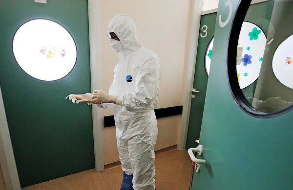 Tako so pred časom vadili na ljubljanski infekcijski kliniki za 
primer bolnika z ebolo. 