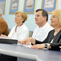 Predstavniki UKC Ljubljana so na novinarski konferenci 
pojasnili, da  sum na ebolo pri bolnici, ki leži na infekcijski 
kliniki, še ni potrjen.