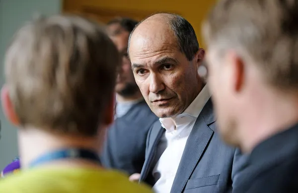 Janez Janša: “Nobene pošiljke nisem prejel ali sprejel. 
Menda so jo, tajno, odložili v neko pisarno.”