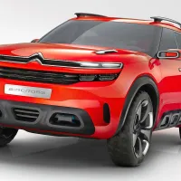  “Oblazinjeni” pragovi pričajo o terenskem značaju aircrossa.  