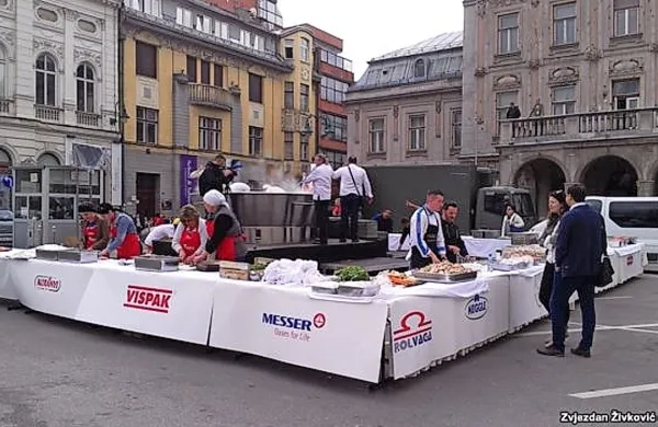 Begova čorba se kuha.