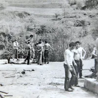Tako se je pred 43 leti začelo: mladina je zavihala rokave in v 
nekaj letih zgradila legendarni Zeleni gaj.