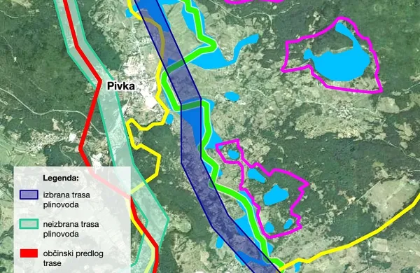 Občina Pivka je predlagala novo traso plinovoda (rdeča črta), ki je z vidika ohranjanja kulturne 
krajine in varstva virov pitne vode bistveno manj sporna od izbrane (v temno modri barvi). 
Pivčani so traso mimo jezer narisali tako, da omogoča priključitev bodisi  na izbrano bodisi  na 
opuščeno različico.