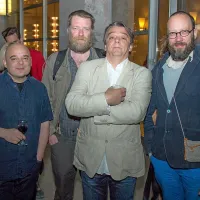 Za objektiv je pozirala moška družba: avtor glasbe Branko 
Rožman, režiser Jernej Lorenci, avtor drame Nebojša Pop 
Tasić in igralec Miha Nemec.   
