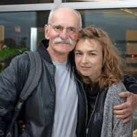 Igralec Sandi Pavlin je v predstavi odigral vlogo župnika, ki 
obsoja Emmo Bovary,   Arna Hadžialjević pa žensko, ki jo 
obsoja.  