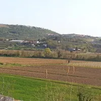 Tik pod laporokopom so kmetijska zemljišča večjih kooperantov kmetijske zadruge, zato se kmetje bojijo, da bo prah 
od predelave gradbenega materiala škodoval pridelkom. 