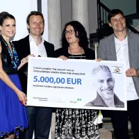 Pobudnica akcije Urška Košir (levo) je s predstavnikoma 
podjetja Ustna medicina podelila ček za 5000 evrov  Aniti 
Ogulin, predsednici ZPM Ljubljana Moste Polje.  

