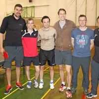 V Vrtojbi so se z namiznim tenisom spoprijeli vrhunski 
športniki (z leve) Damir Dugonjić, Ludvik Peršolja, Bojan 
Tokić, Rožle Prezelj, Dejan Sitar in Sašo Grajf