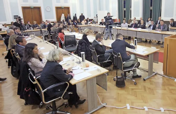 O razrešitvi predsednice nadzornega sveta mestni svetniki 
sploh niso glasovali. 