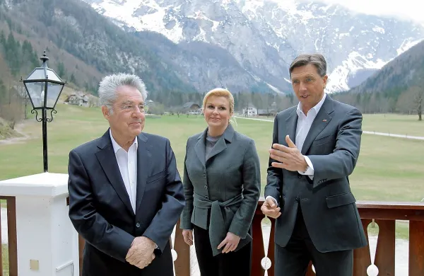 Slovenski in avstrijski predsednik ter hrvaška predsednica so 
danes po tristranskem srečanju v Logarski dolini podprli 
širitev Evropske unije na Zahodni Balkan, ob tem pa poudarili, da morajo vse države izpolniti pogoje za članstvo.