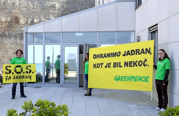 O velikem pomenu spornega projekta raziskovanja in črpanja 
nafte oziroma plina v Jadranu za slovensko javnost priča tudi 
uspešnost kampanje S.O.S. za Jadran. 
