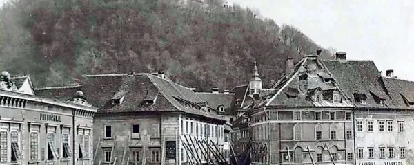 Špitalska, danes široka Stritarjeva ulica, ki vodi od Tromostovja do Robbovega vodnjaka, je bila pred potresom 
ozka zavita cesta, na kateri sta se težko srečali dve kočiji. 
