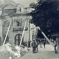Ljubljančani so hiše podprli s tramovi, da bi jih zavarovali pred 
sesutjem ob popotresnih sunkih. 