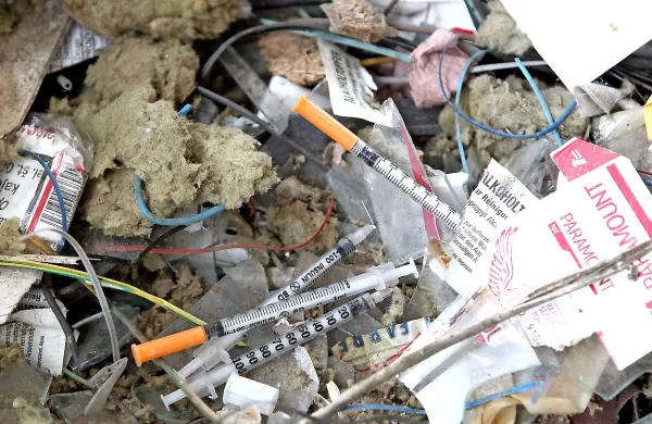 Da tudi na območju občin Postojna in Pivka število zasvojenih narašča, kaže tudi število razdeljenih in vrnjenih igel, 
ki se je v štirih letih povečalo za petkrat.